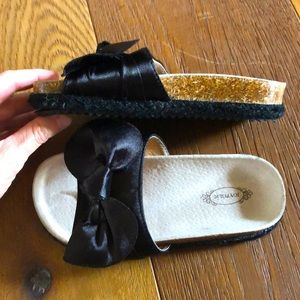 NWT Joyfolie bow slides